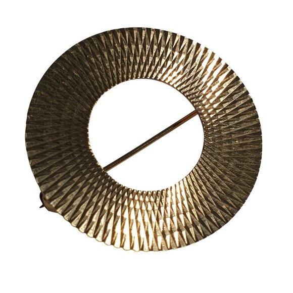 Vintage Gold Tone Round Textured Pin Brooch Germany Elegant Accessory MCM Gift - Picture 2 of 4